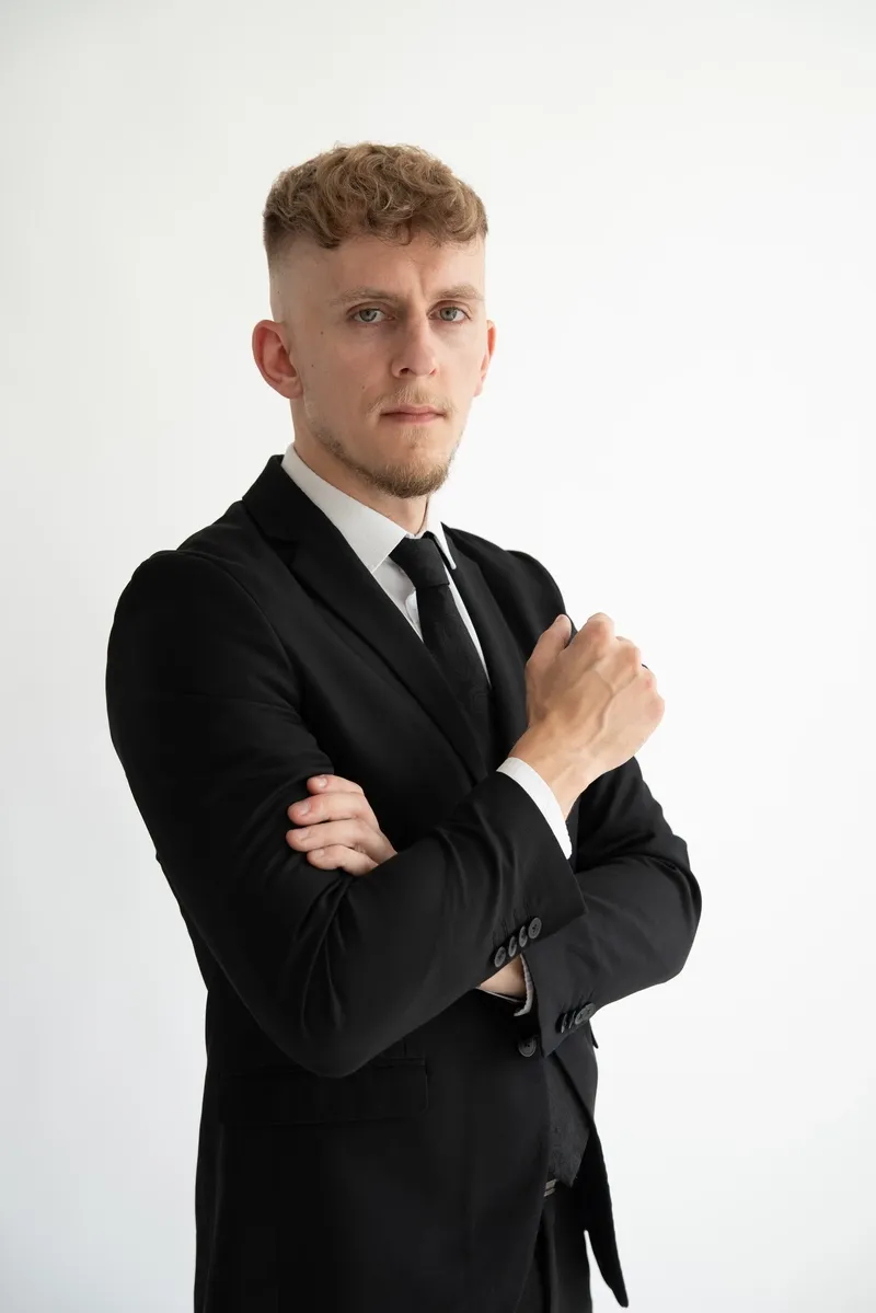Martin Jašek pri práci s klientom